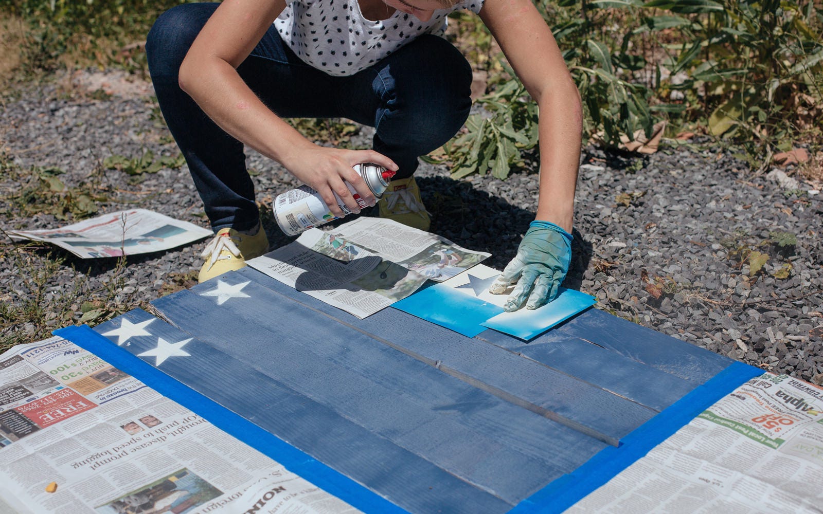 painting stars on pallet sign